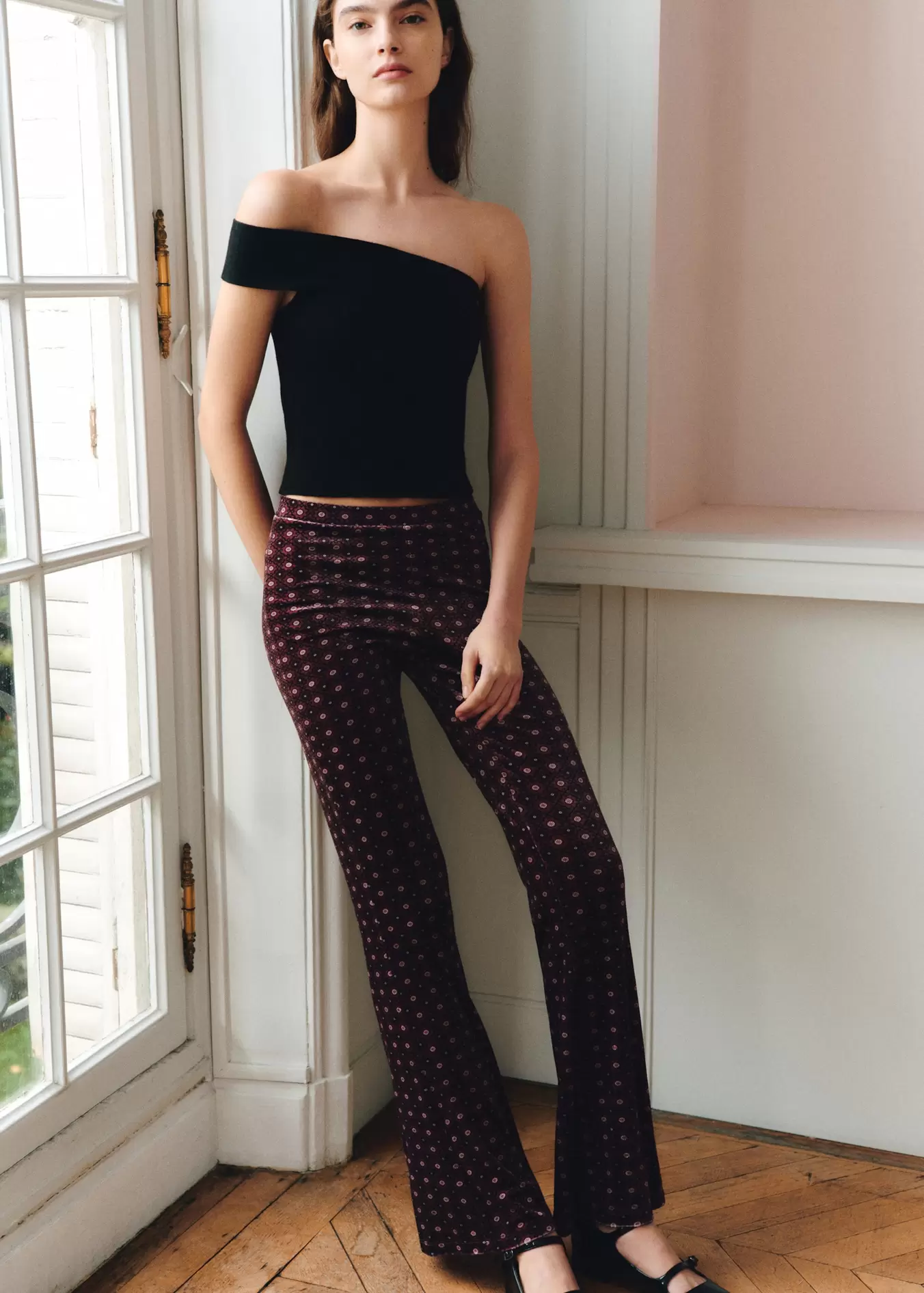 Gemusterte Flared-Leggings aus Samt für 45,95 CHF in MANGO